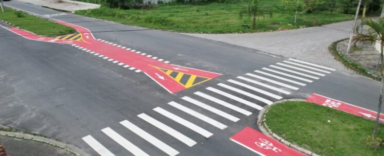 Prefeitura de Caraguatatuba demarca ciclofaixa no Pontal Santamarina e sinalização na Ponte Seca