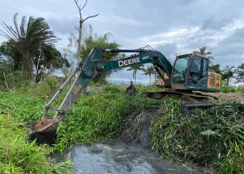 Prefeitura de Caraguatatuba promove limpeza de valas de drenagem no Porto Novo