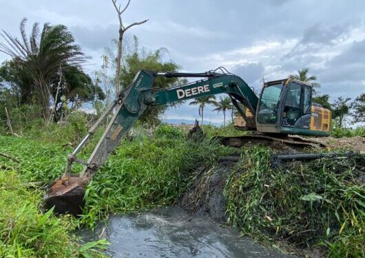 Prefeitura de Caraguatatuba promove limpeza de valas de drenagem no Porto Novo
