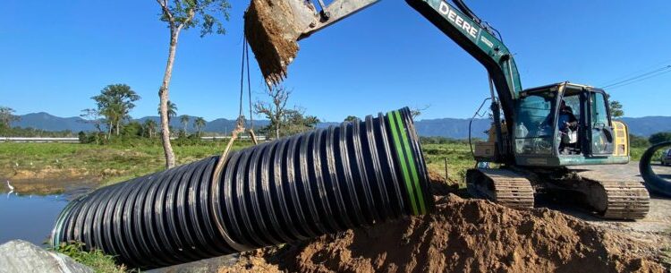 Prefeitura instala tubulação para aumentar drenagem de águas pluviais no Pegorelli