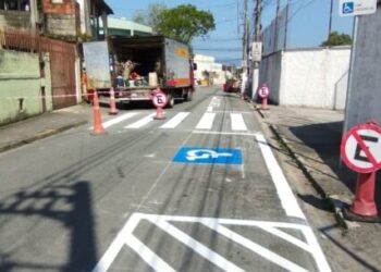 Prefeitura de Caraguatatuba revitaliza sinalização de trânsito nos bairros