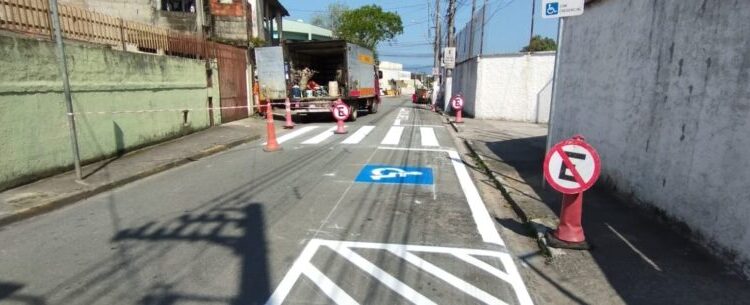 Prefeitura de Caraguatatuba revitaliza sinalização de trânsito nos bairros