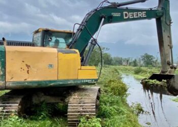 Limpeza de valas nas regiões Norte e Sul melhora drenagem de águas pluviais