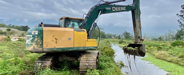 Limpeza de valas nas regiões Norte e Sul melhora drenagem de águas pluviais