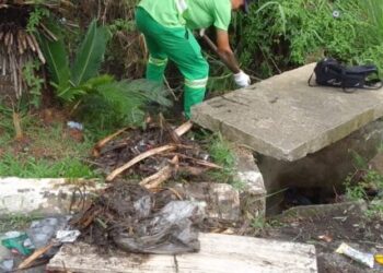 Prefeitura desentope caixa de inspeção cheia de resíduos plásticos no Massaguaçu