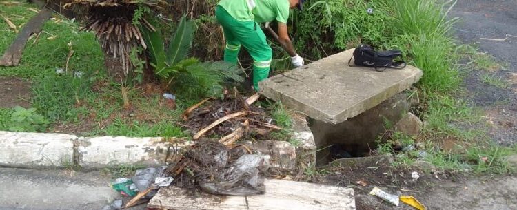 Prefeitura desentope caixa de inspeção cheia de resíduos plásticos no Massaguaçu