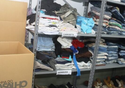 Fundo Social de Caraguatatuba repassa quase 6,5 mil peças de roupas para famílias em vulnerabilidade social em agosto