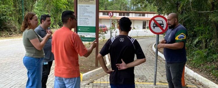 Aula de Libras promove inclusão no Parque Natural do Juqueriquerê