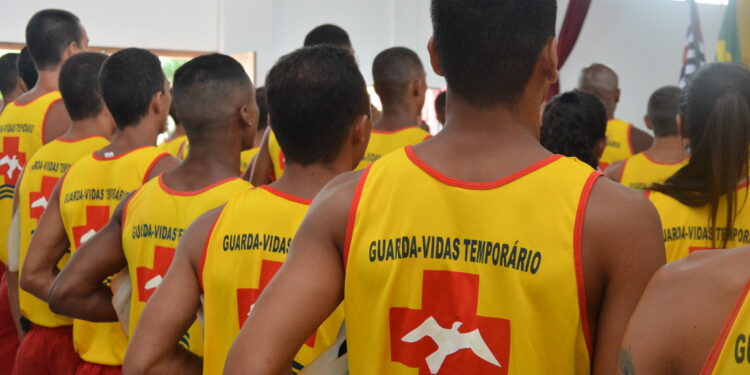 Bertioga abre inscrições para processo seletivo de salva-vidas temporários