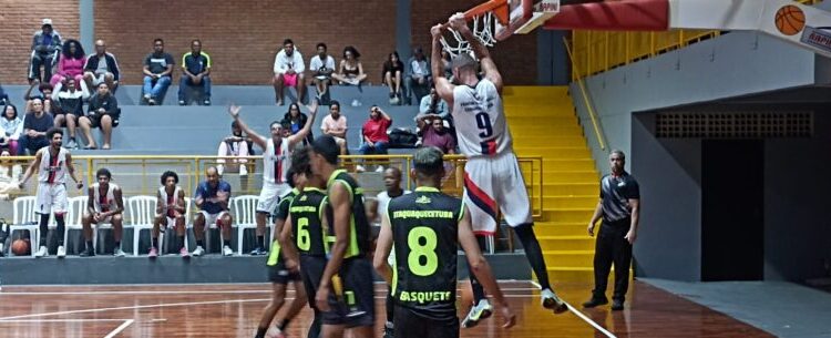 Time de basquete masculino de Caraguatatuba disputa fase de classificação do Metropolitano neste sábado