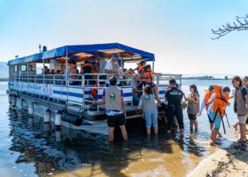 Barco Escola ‘Arca do Saber’ realiza saída no Dia Mundial da Limpeza de Praias e Rios