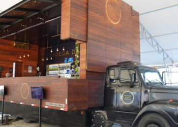 Feriado Prolongado em Caraguatatuba é festejado com carreta de vinho e food trucks na Praça da Cultura