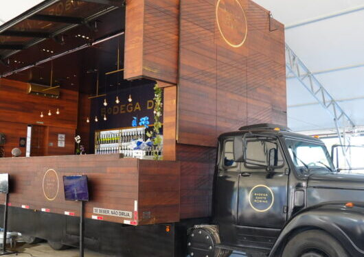 Feriado Prolongado em Caraguatatuba é festejado com carreta de vinho e food trucks na Praça da Cultura