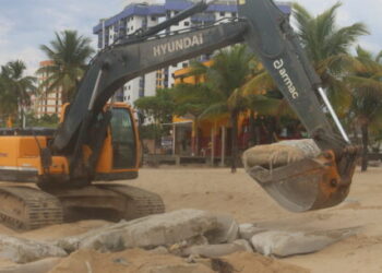 Emissários danificados por ressaca são retirados da praia Martim de Sá