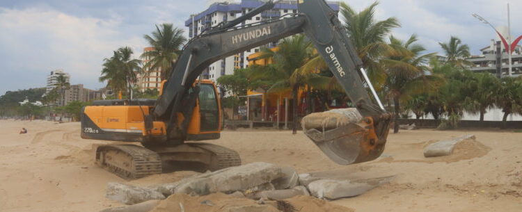 Emissários danificados por ressaca são retirados da praia Martim de Sá