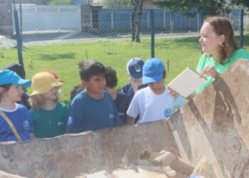 Alunos do colégio Anglo Módulo de Caraguatatuba visitam Ecoponto e Cooperativa de reciclagem