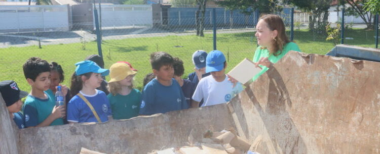 Alunos do colégio Anglo Módulo de Caraguatatuba visitam Ecoponto e Cooperativa de reciclagem