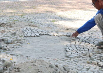 Prefeitura faz reparos no piso de pedras portuguesas da Praça Cândido Mota
