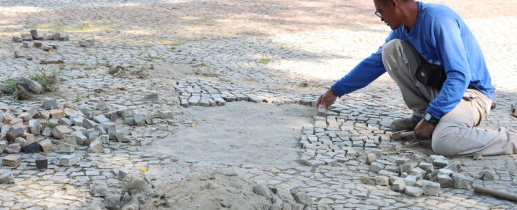 Prefeitura faz reparos no piso de pedras portuguesas da Praça Cândido Mota