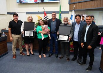 Julio Cesar de Paula e Carla Cristiane dos Santos Andrade recebem títulos de cidadãos caraguatatubenses