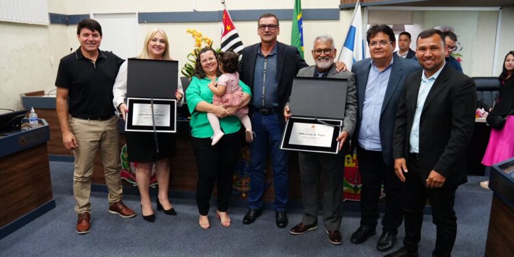 Julio Cesar de Paula e Carla Cristiane dos Santos Andrade recebem títulos de cidadãos caraguatatubenses