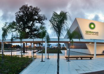 Serramar Shopping realiza ação de conscientização durante o Outubro Rosa