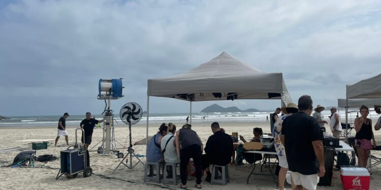 Praia de Bertioga é cenário para gravação de comercial que será transmitido na TV