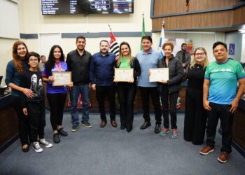 Alunos do Colégio Esfera recebem moção de congratulação por desempenho na 24ª Olimpíadas de Língua Portuguesa e Matemática do Sistema Etapa