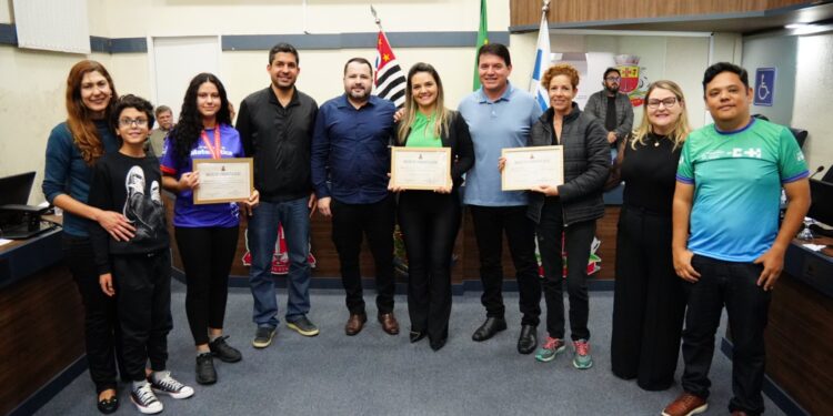 Alunos do Colégio Esfera recebem moção de congratulação por desempenho na 24ª Olimpíadas de Língua Portuguesa e Matemática do Sistema Etapa