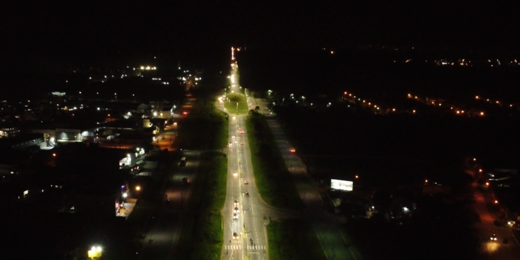 Prefeitura de Bertioga (SP) conclui iluminação em mais 3 km da Rodovia Rio Santos entre os bairros Jardim Raphael e Indaiá