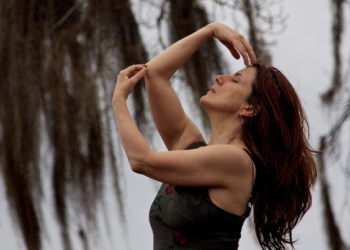 Jussara Miller dança inspirada em Ailton Krenak no premiado espetáculo Verdes e Ouvirdes