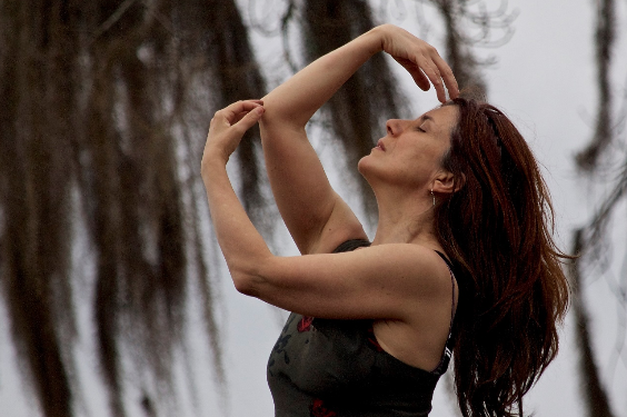 Jussara Miller dança inspirada em Ailton Krenak no premiado espetáculo Verdes e Ouvirdes