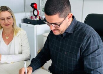 Prefeito de Caraguatatuba assina projeto que adequa piso para beneficiar 1.568 professores efetivos do Magistério