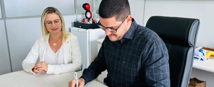 Prefeito de Caraguatatuba assina projeto que adequa piso para beneficiar 1.568 professores efetivos do Magistério