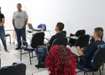 Com foco na alta temporada, jovens de Caraguatatuba iniciam curso de hotelaria e atendimento ao público