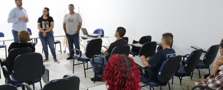Com foco na alta temporada, jovens de Caraguatatuba iniciam curso de hotelaria e atendimento ao público