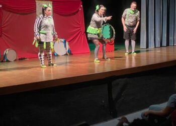 Alunos da rede municipal prestigiam espetáculo sobre Educação Financeira