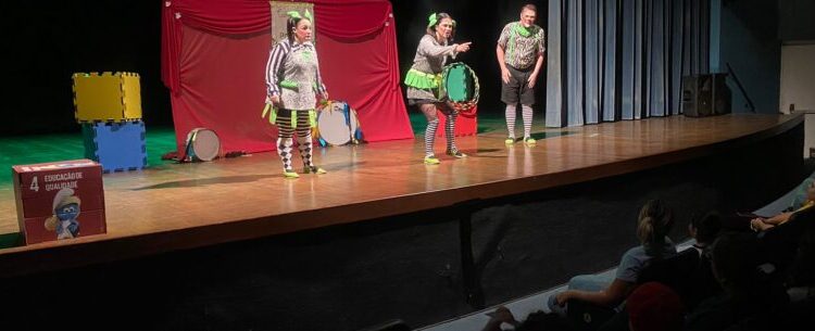 Alunos da rede municipal prestigiam espetáculo sobre Educação Financeira