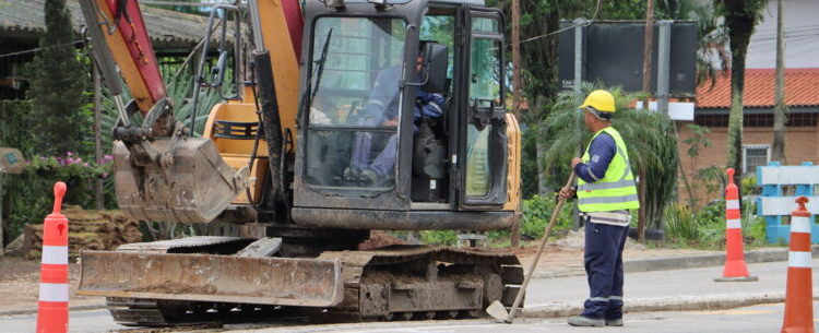 Prefeito de Caraguatatuba acompanha início das obras de recuperação da Rodovia SP-55