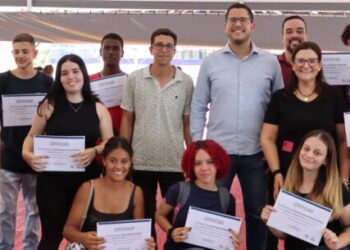 Jovens de Caraguatatuba recebem certificado do workshop de atendimento ao público e hotelaria