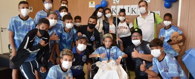 Adolescente se recupera na UTI do Hospital Regional e recebe apoio de amigos do futebol