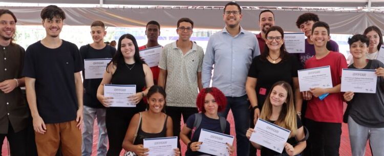 Jovens de Caraguatatuba recebem certificado do workshop de atendimento ao público e hotelaria
