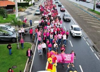 Caminhada do Outubro Rosa reúne 500 pessoas em Caraguatatuba e reforça importância do autocuidado