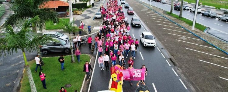 Caminhada do Outubro Rosa reúne 500 pessoas em Caraguatatuba e reforça importância do autocuidado