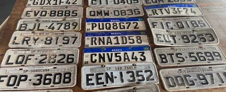 Secretaria de Mobilidade Urbana de Caraguatatuba recebe placas de veículos encontradas após temporal