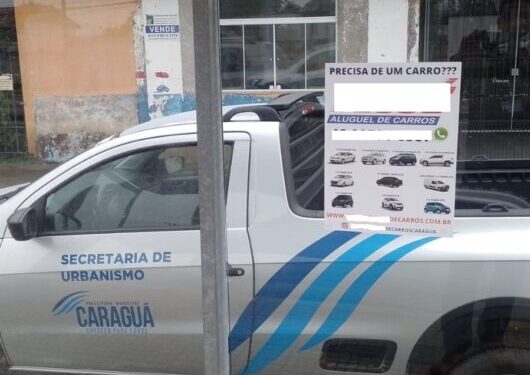 Prefeitura de Caraguatatuba notifica responsáveis por colagem de propagandas em pontos de ônibus