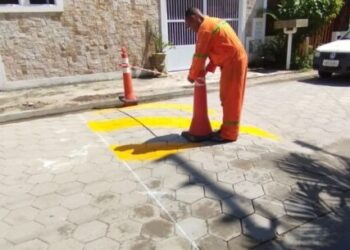 Prefeitura de Caraguatatuba implanta lombadas em ruas do Jardim Capricórnio