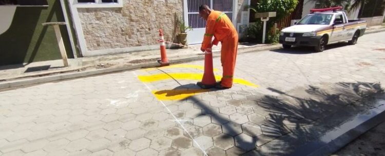 Prefeitura de Caraguatatuba implanta lombadas em ruas do Jardim Capricórnio