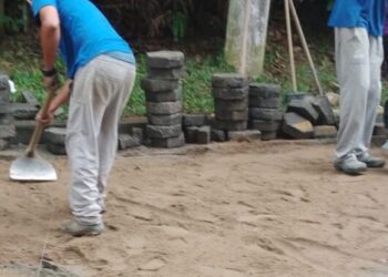 Prefeitura trabalha no nivelamento e reassentamento de bloquetes em ruas da cidade