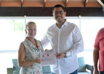 Novos artesãos da Praça Diógenes Ribeiro de Lima recebem alvarás de funcionamento